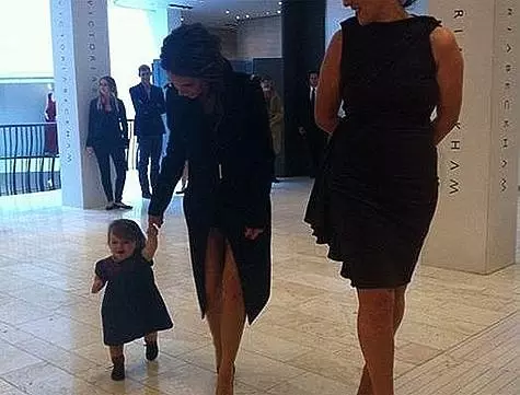 Na-eche ka obere azụ, Victoria Beckham na-amachi ụbọchị niile. Foto: Twitter.com/@victoriabeckham.