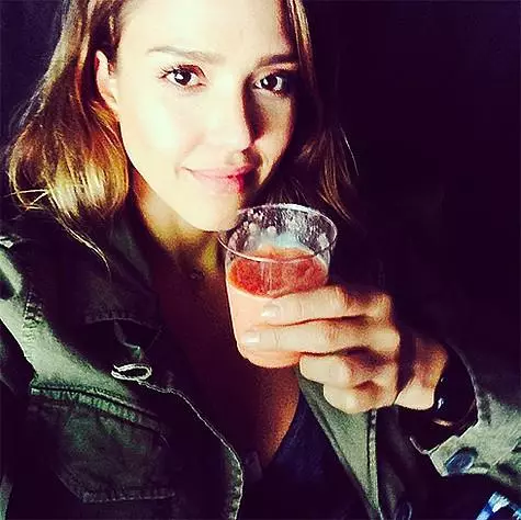 Dum gravedeco, Jessica Alba estis preta mortigi pecon da akvomelono. Kaj nun la aktorino adoras fruktajn batojn. Foto: Instagram.com/jessicaalba.