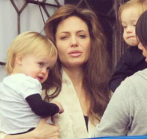 Kiam Angelina Jolie estis graveda kun ĝemeloj Knox kaj Vivien, ŝia gusto-dependeco kaŭzis multe da surprizo inter aliaj. Foto: Instagram.com/angelirinajoienofficial.