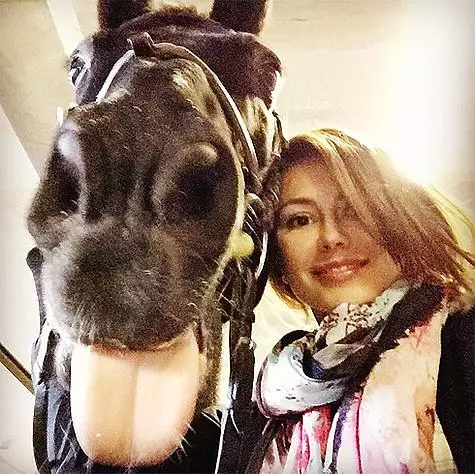 Olga Ushakova - unha persoa versátil. Unha das paixóns do presentador de televisión é a equitación. Foto: Instagram.com/ushakovao.