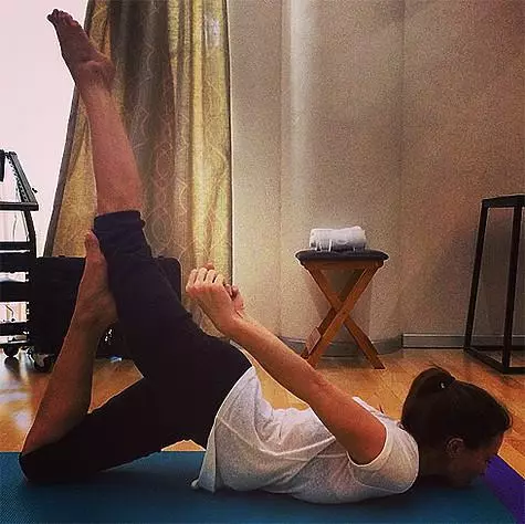 Agus tá Olga Ushakov ag gabháil do Yoga. Grianghraf: Instagram.com/ushakovao.