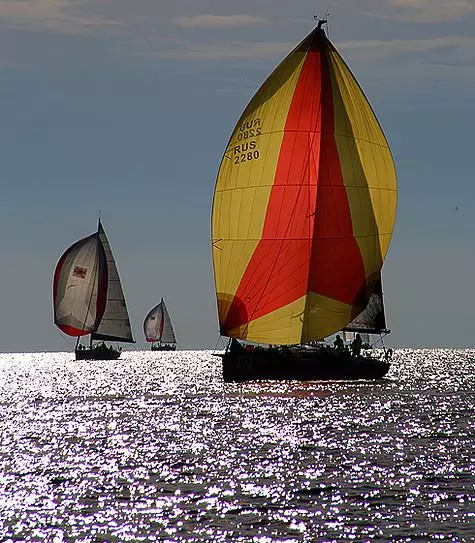 Al iot de vela, centenars i milers de quilòmetres es poden celebrar, utilitzant només el poder del flux d'aire. Foto per autor.