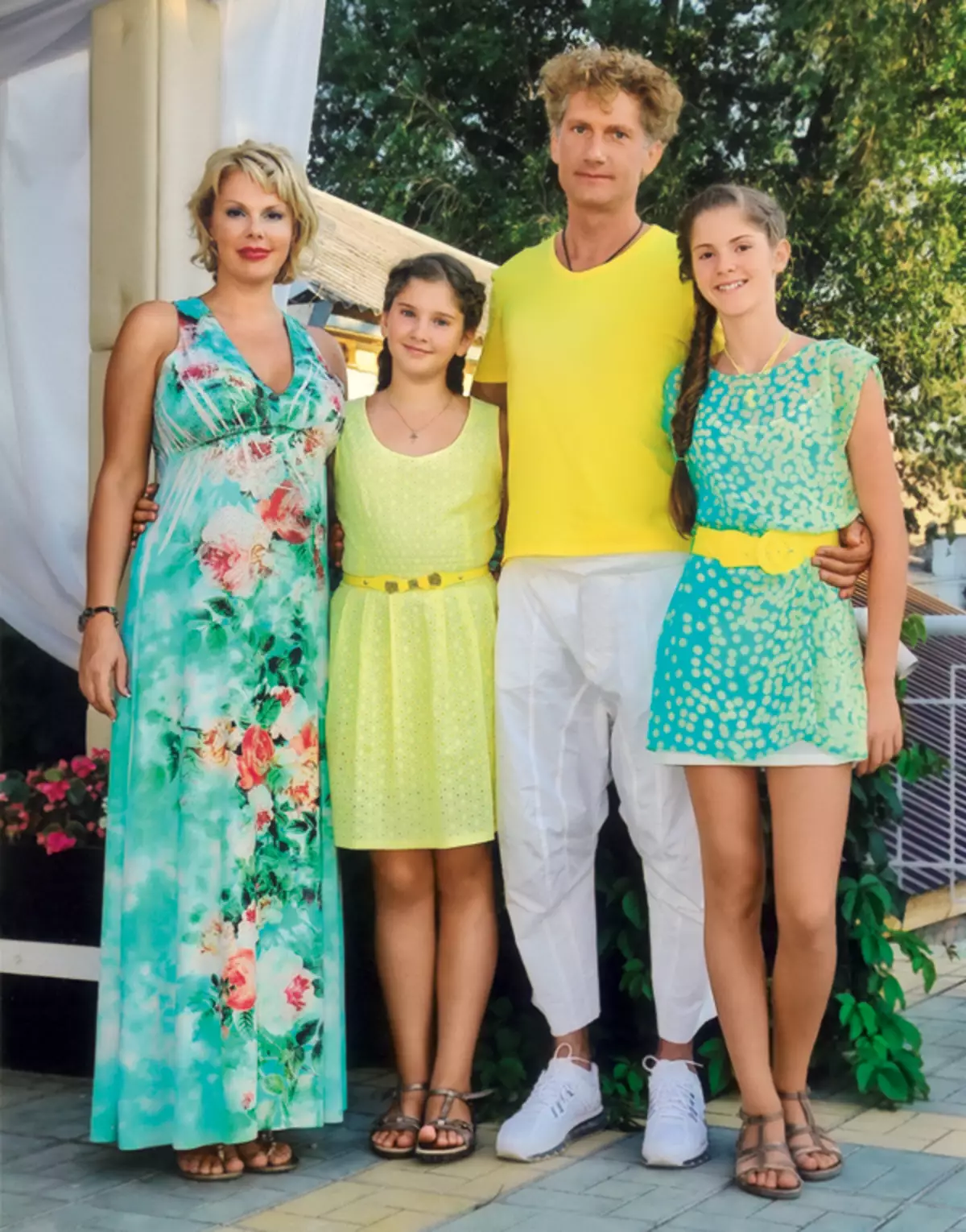 Dengan anak perempuan, Yaroslavia (di foto - kiri) dan Vasilisa, dan istri Polina
