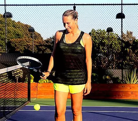 Maria Kravtsova se aktivno ukvarja z tenisom in jogo. In v Ameriki je bila zvezda všeč jahanje na tabli z veslom. Foto: Instagram.com/marikakravtsova.