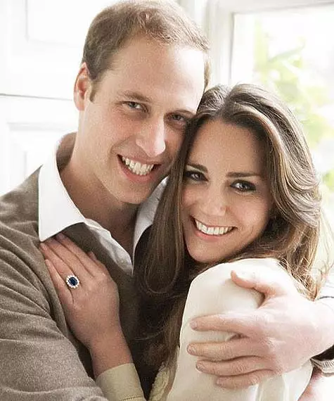 人们在人民中剑桥公爵夫人的订婚戒指被称为“蓝宝石生产”。照片：Facebook.com/ThebritishMonarchy。