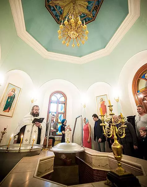 Sasiina의 딸의 침례는 지나미 (Holy Uspensky Pühthetsky 여성 수도원의 기초의 기초)에서 세인트 니콜라스 사원에서 일어났습니다. ...에