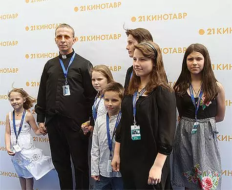چھ بچوں کے والد Ivan Okhlobystin کا ​​خیال ہے کہ والدین کی گرمی اور توجہ کے بچوں کو کچھ بھی نہیں بدل جائے گا.