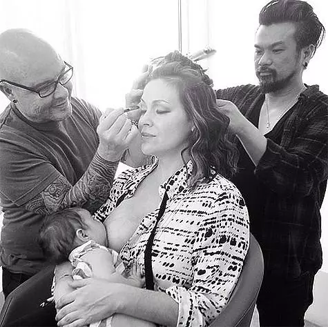 Podczas gdy Alissa Milano karmi swoją córkę piersi, makijaż artyści przygotowują ją do sesji zdjęciowej. Zdjęcie: Facebook.com/alyssamilano.