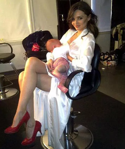 Miranda Kerr không ngừng cho con bú, thậm chí còn trở lại làm việc. Ảnh: Instagram.com.