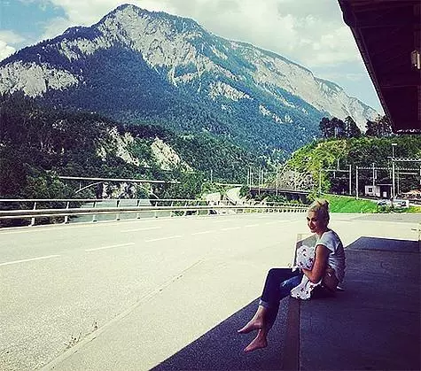 Gwen Stephanie feeds his son with breasts against the background of the Swiss Alps. Photo: instagram.com.