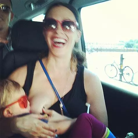 Alanis Morissett showed how feeding his son, in honor of the World Breastfeeding Week. Photo: instagram.com.