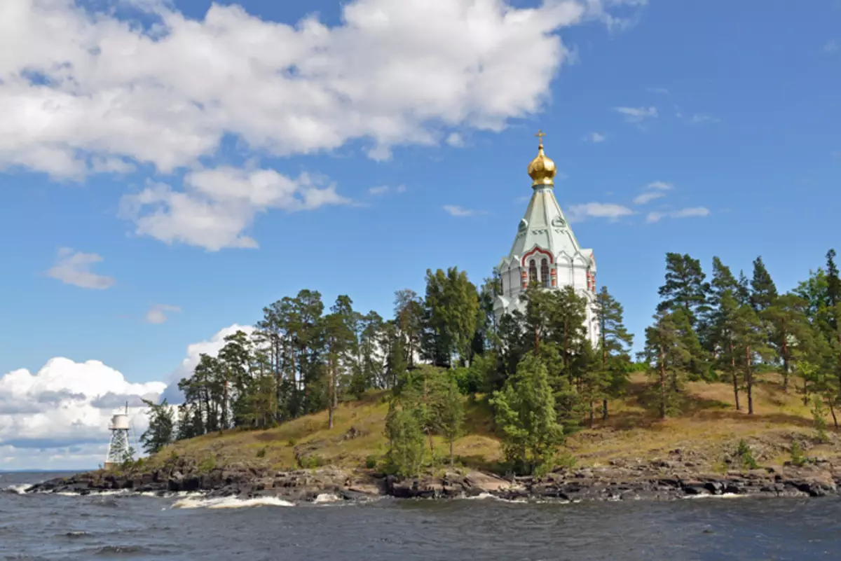 Uno de los lugares más brillantes de Rusia es la isla de Valaam con el complejo del monasterio.