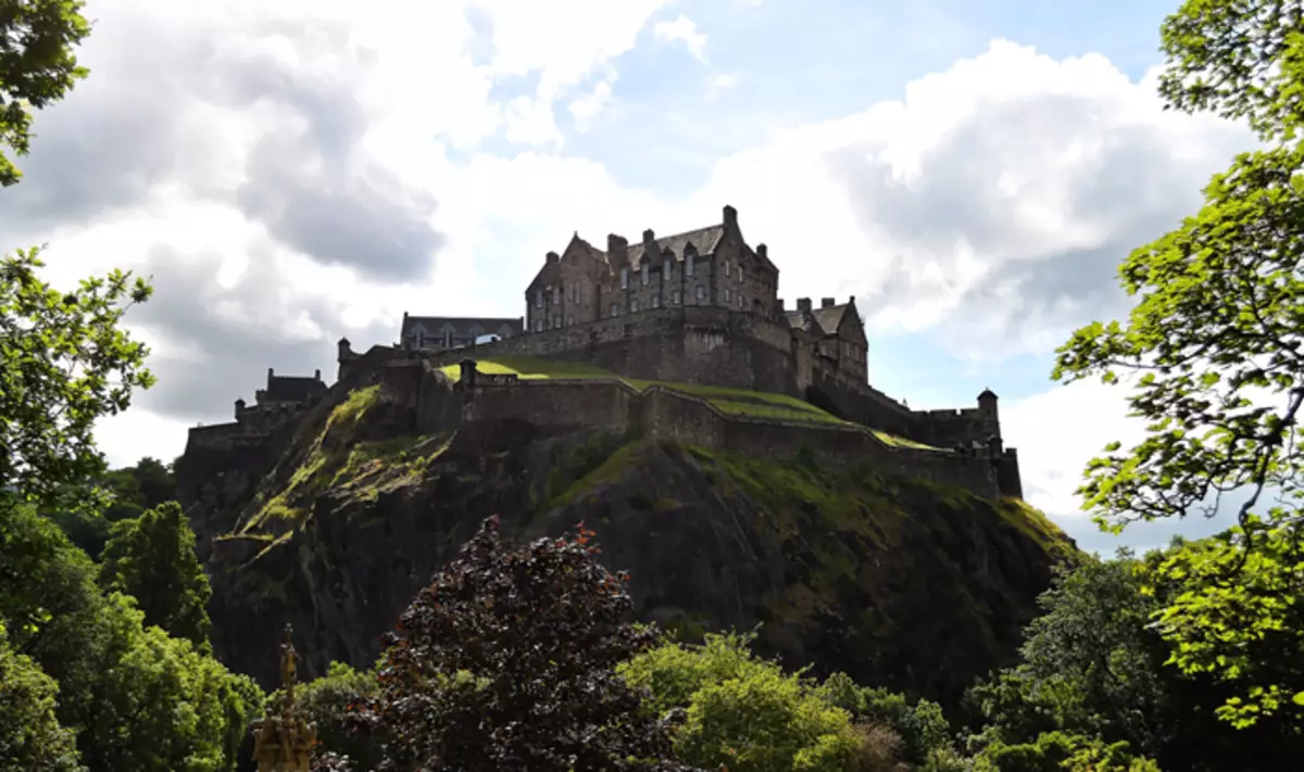 爱丁堡城堡竖立在一个纯粹的悬崖上