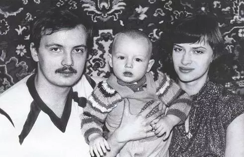 Во 19, Наталија се ожени со еден колега на телефонската централа Николај Гулкин, а во 20 родени син на Алексеј