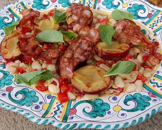 Bohnensalat mit Speck und gegrilltem Pflaumen