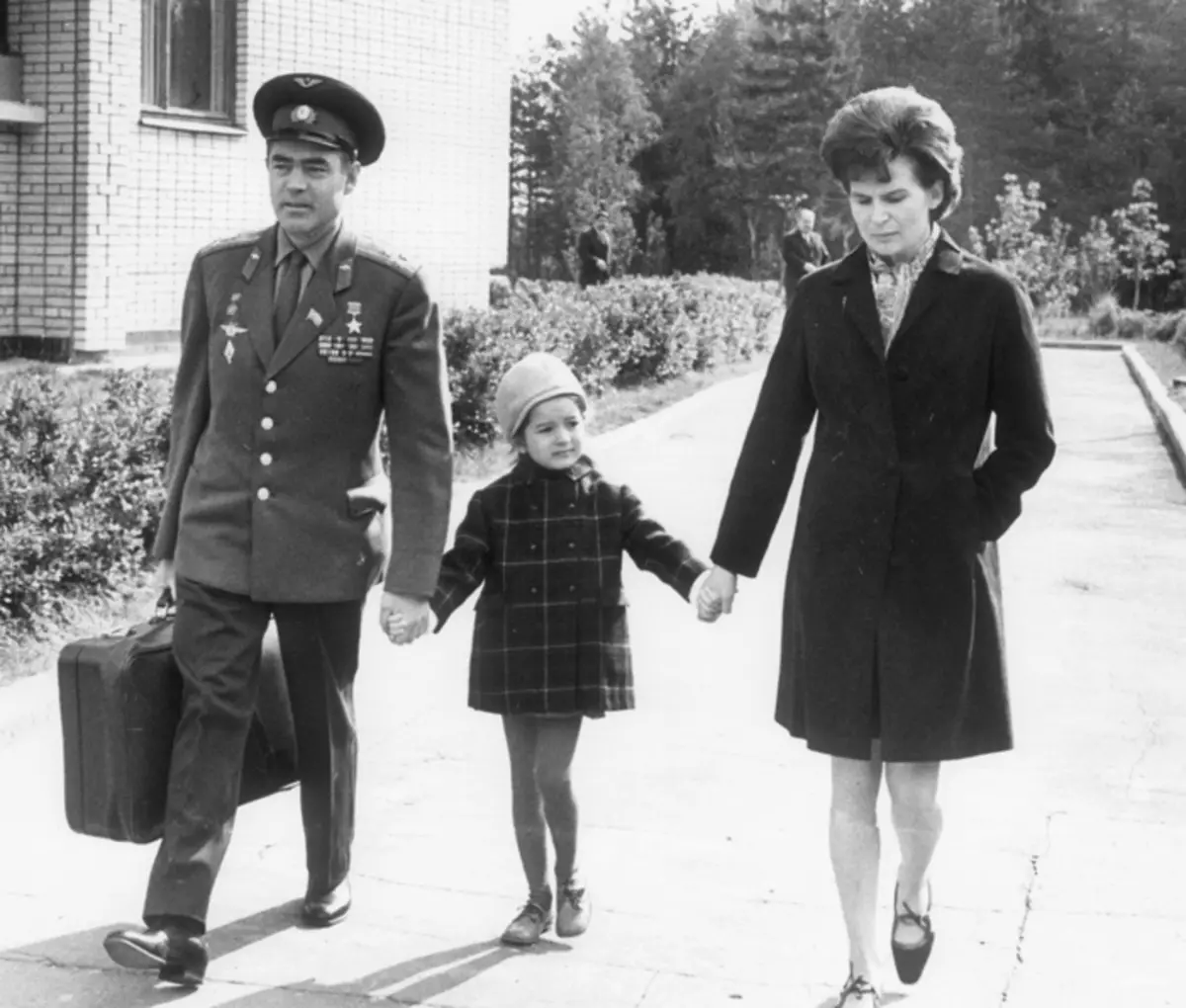 Segundo rumores, o casamento de Andriyan Nikolaev e Tereshkova foi planejado pelo próprio Nikita Khrushchev. Logo a única filha do cosmonautas Elena apareceu