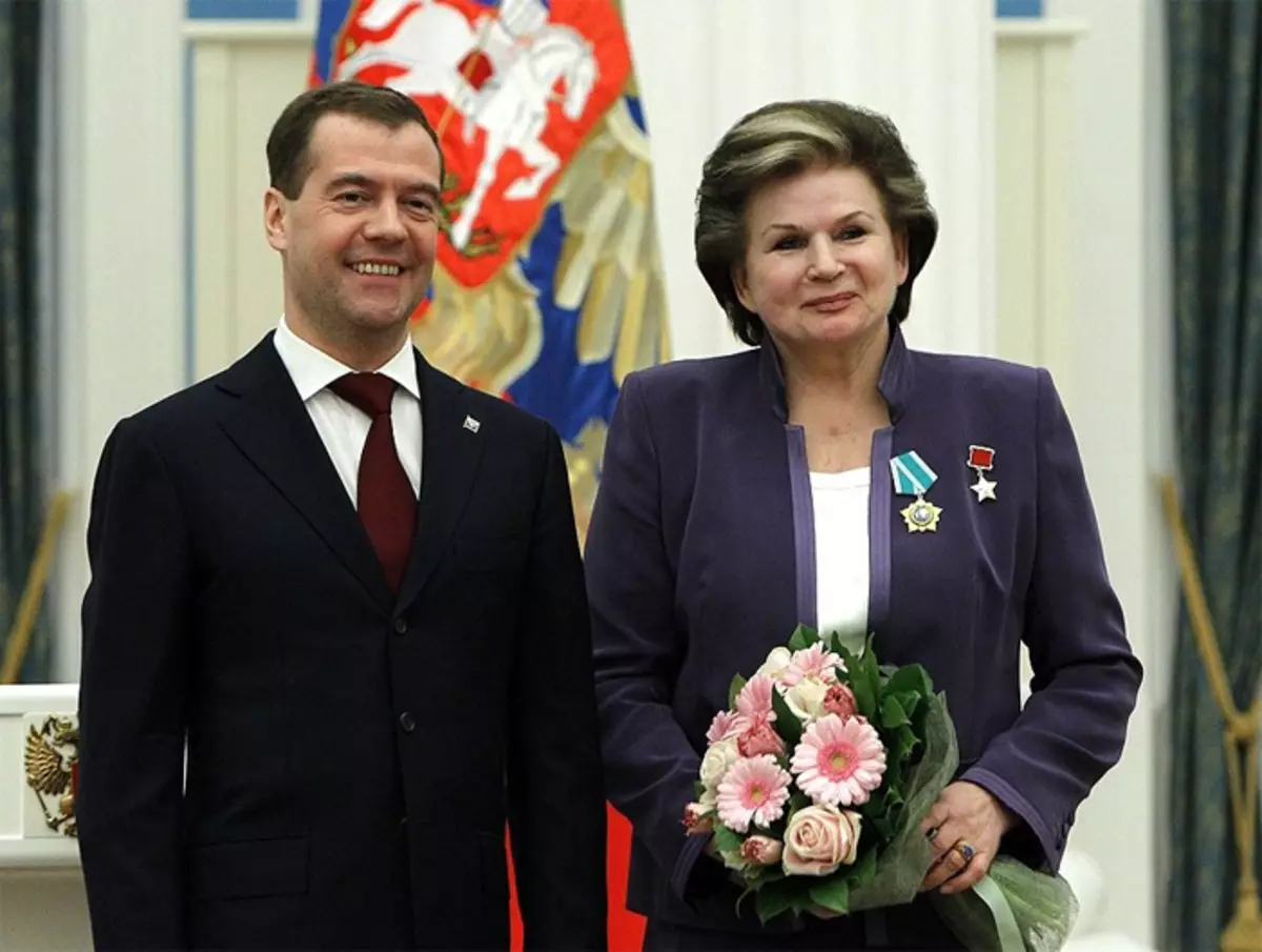 W 2011 r. Dmitry Miedwiediew nagrodził porządek przyjaźni Valentina Tereshkova