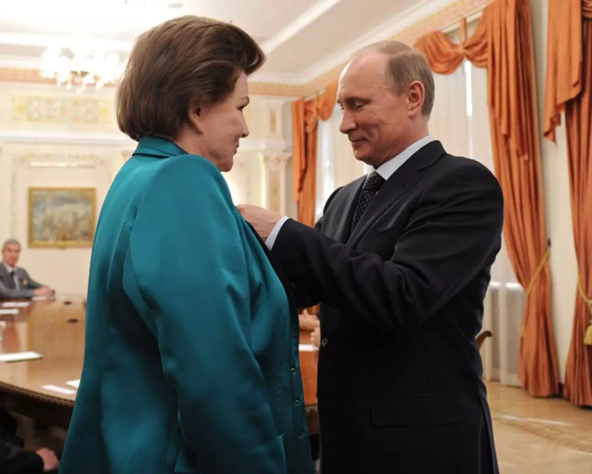 Agus i 2013, chuir Vladimir Putin ordú Valentina Tereshkova Alexander Nevsky i láthair
