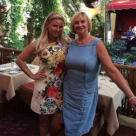 Анна Семенович и мама. Снимка: Instagram.com/ann_semenovich.