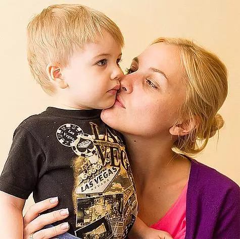 Anna nuostabus su savo sūnumi. Foto: Instagram.com/anna_gorod.