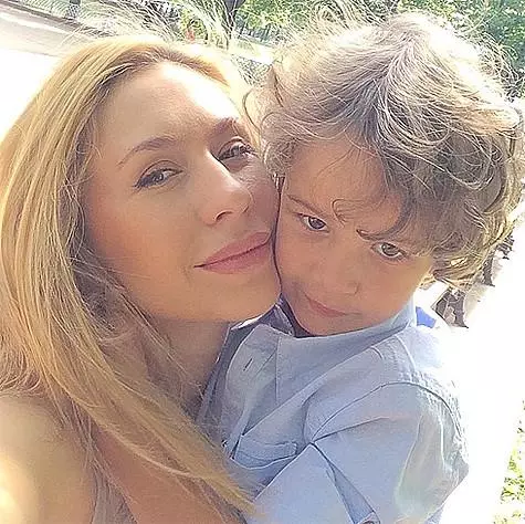 Анастасия Гребеня със сина си. Снимка: Instagram.com/anastasiagrebenkina.