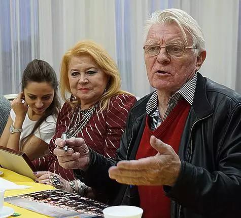 As estrelas da película doméstica visitaron a Escola de Cadetes Presidencial de Orenburg. Yuri Nazarov coa súa esposa.