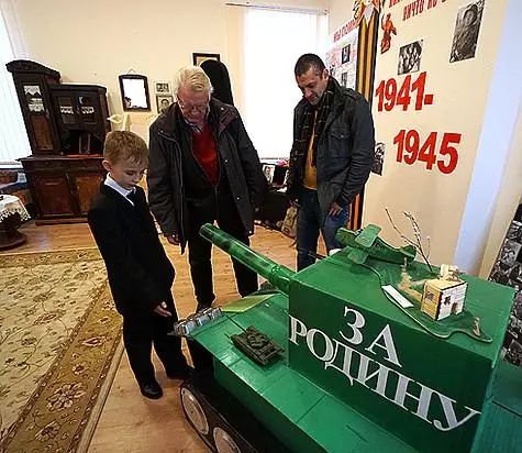 Kadette skole kan nie help nie, maar nooi sterre in hul museum, sommige uitstallings waarin hulle met hul eie hande gemaak is.