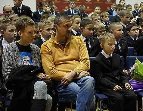 Os cadetes organizaron unha especie de conferencia de prensa, durante o cal os hóspedes estelares estaban cheos de problemas complicados. Mikhail Safronov.