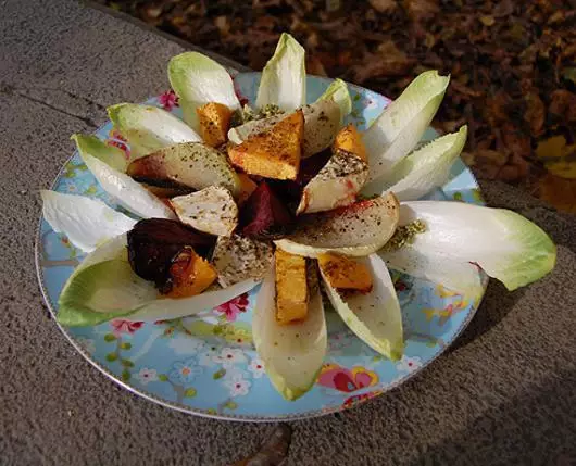 Salad với bí ngô và củ cải trên lá chicory