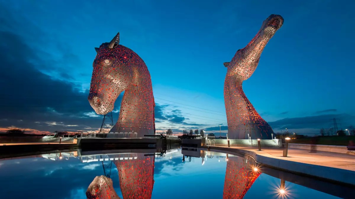 De nombreuses légendes sont liées à des masses d'eau en Écosse. Ces énormes sculptures ont été appelées "Kelpi" en l'honneur des esprits mythiques de l'eau