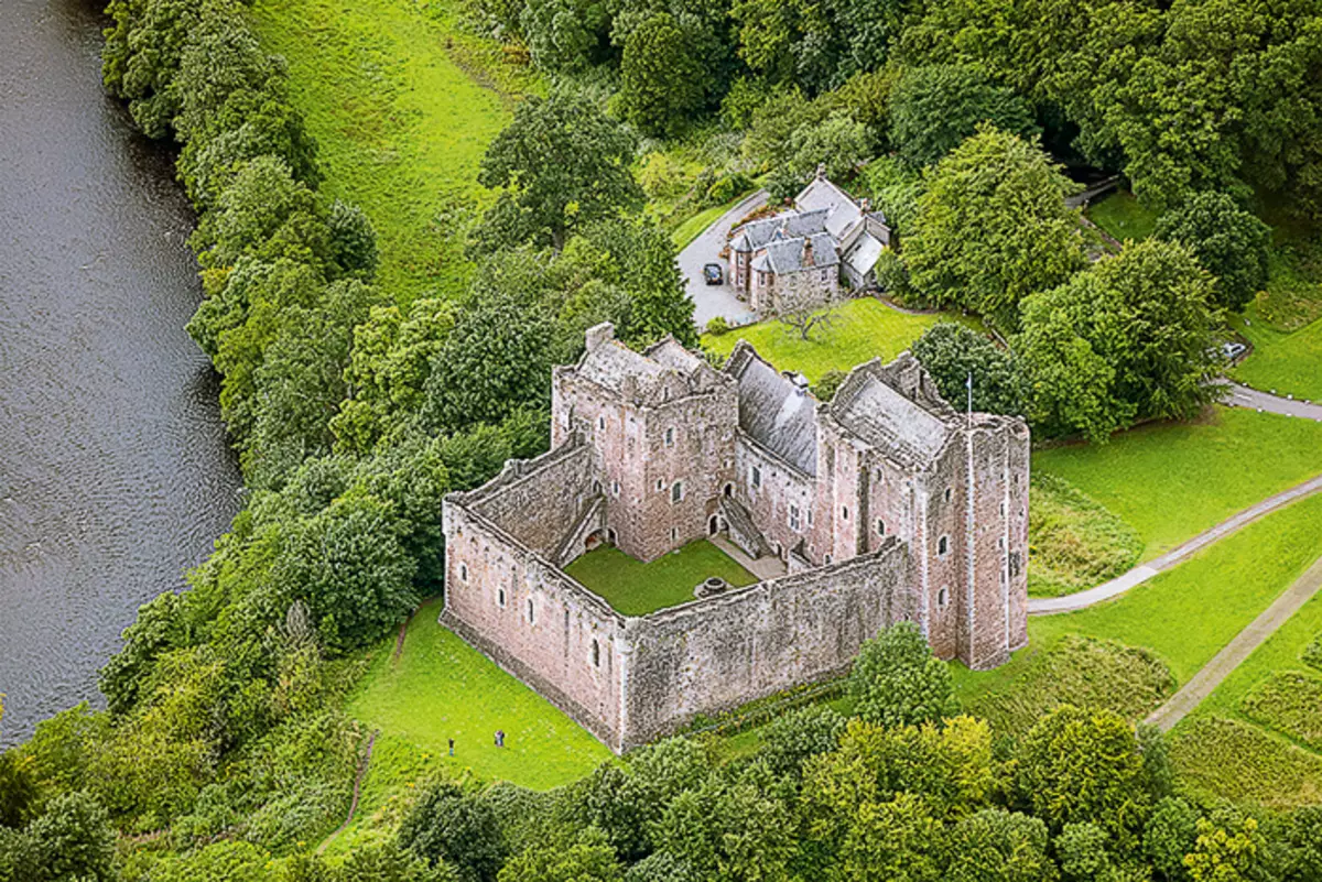 Dans l'émission de télévision "Érablique" Château du Dong apparaît comme une patrouille du clan McCenzi