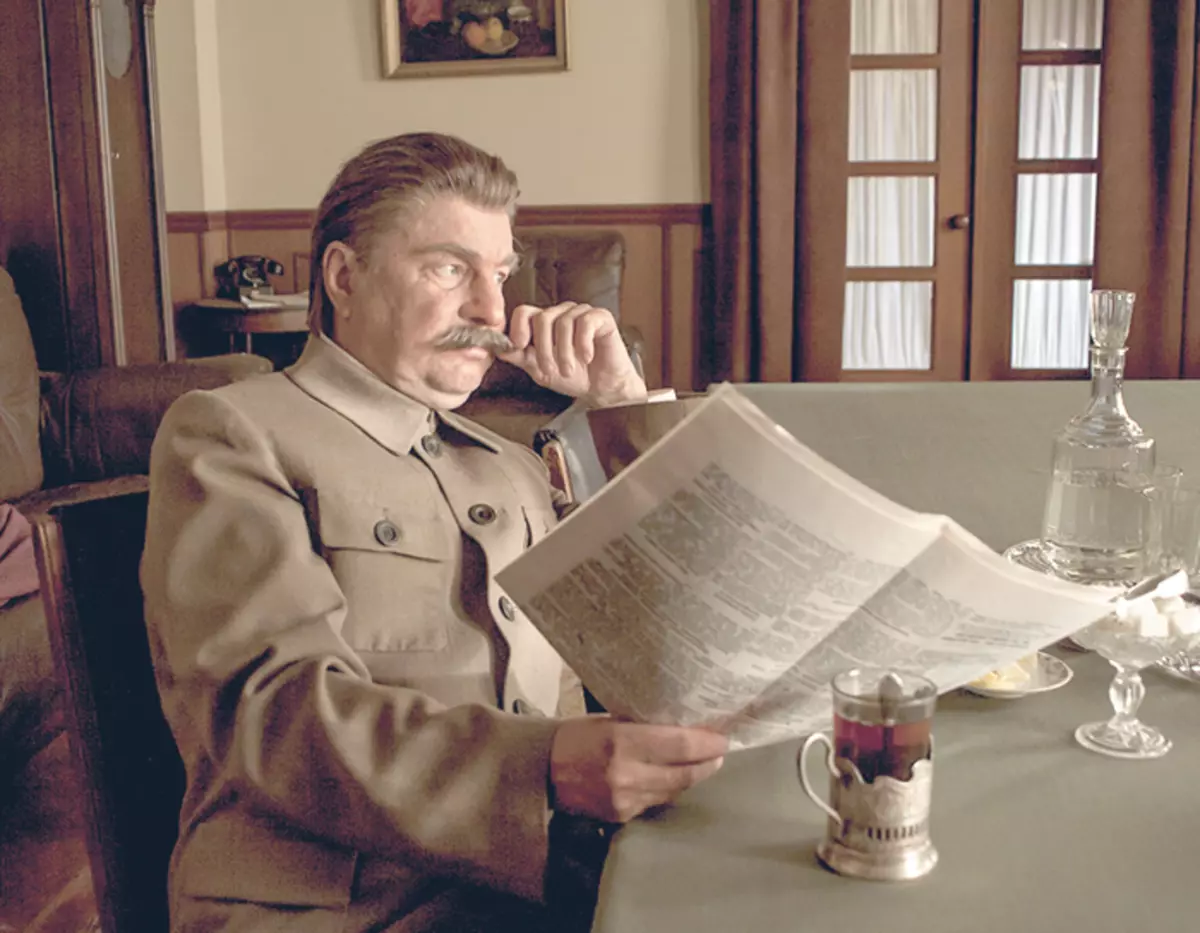 Sergey Koltakov er absolutt ikke som Stalin, men skuespilleren var så brent inn i bildet som hans spill var dekorasjonen av serien