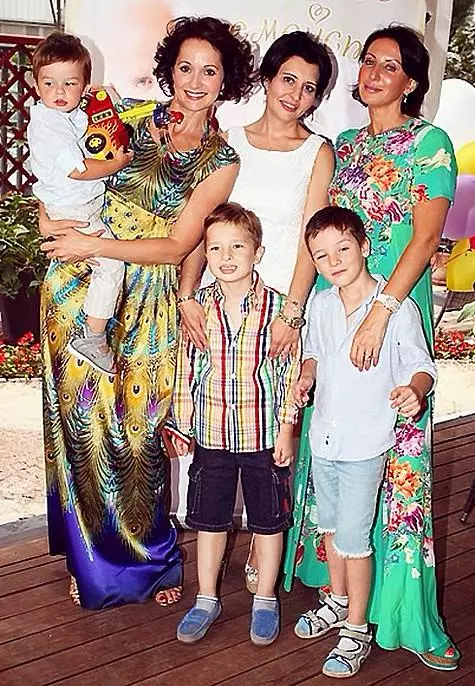 Ольга Кабо і Аліка Смєхова з дітьми. Фото: Instagram.com/kabo_olga.