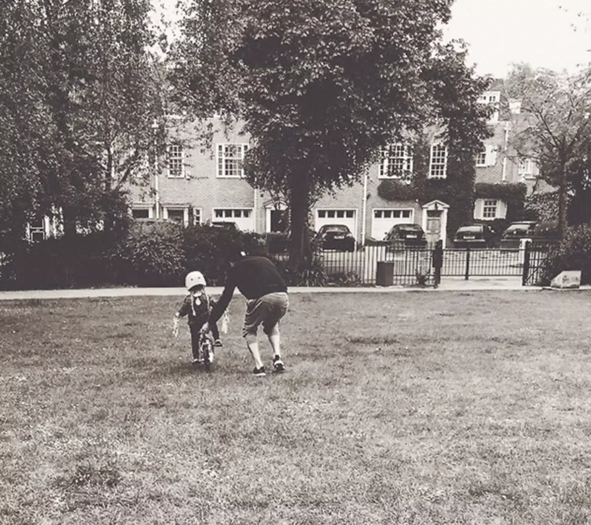 Paseo como Beckham: Venta a un niño en una bicicleta de dos ruedas.