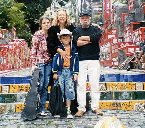Với đạo diễn Kama Ginkas, diễn viên trẻ Darya Aksenova và Ivan Druchecom. Brazil, 2006. Ảnh: Lưu trữ cá nhân Oksana Mysina.