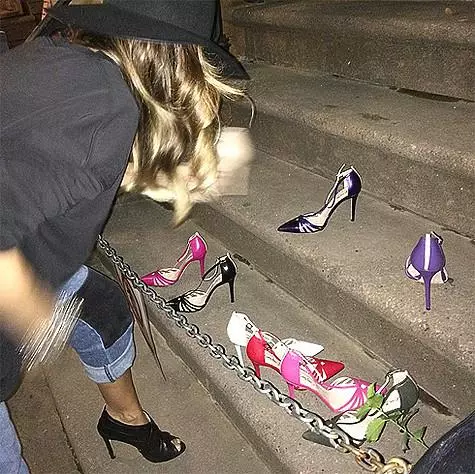A lépések a House of Carrie, akit forgatták a West Village, Parker feltöltött néhány cipőt a SJP Sarah Jessica Parker gyűjtemény. Fotó: instagram.com/sjpcollection.