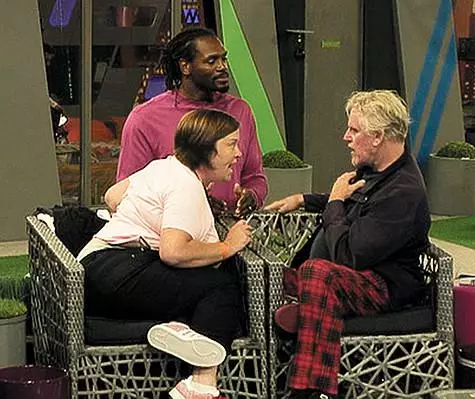 Herečka White Di inain se snažila přinutit autobusy ke změně kalhoty pyžama: herec zůstal neoblomný. Foto: www.channel5.com.