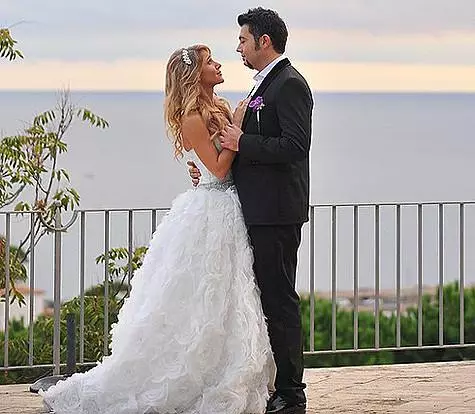 «Nous avons joué un mariage plus pour Julia: chaque femme rêve d'une robe de mariée et de Walla Mendelsohn. Je pourrais vivre comme ça. " Photo: Instagram.com/juliakovalchuk.