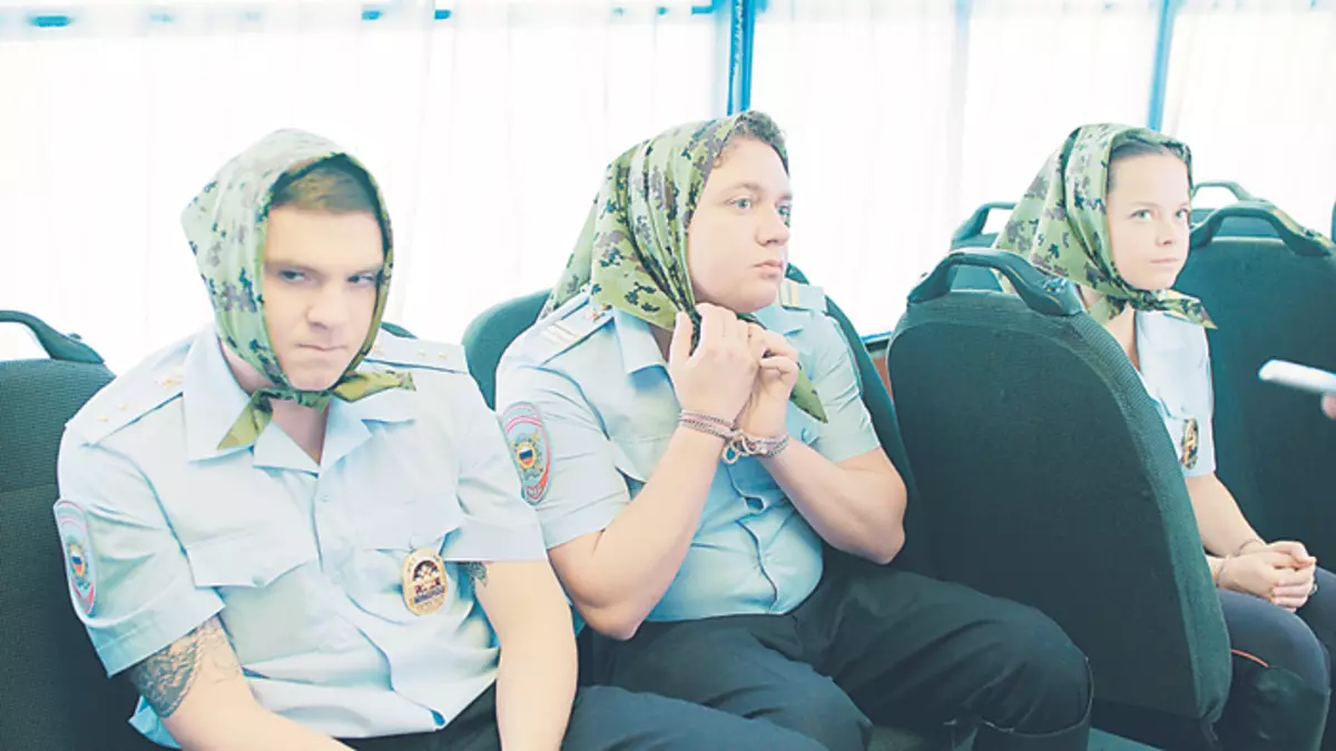 Artem Kostyun, Boris Dergachev และ Nataliya Medvedev เล่นเจ้าหน้าที่ของตำรวจม้าซึ่งพวกเขาพยายามแกว่งฮีโร่เกือบทั้งหมดของซีรีส์