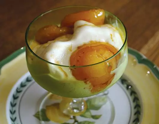 Crème glacée avec abricots caramélisés