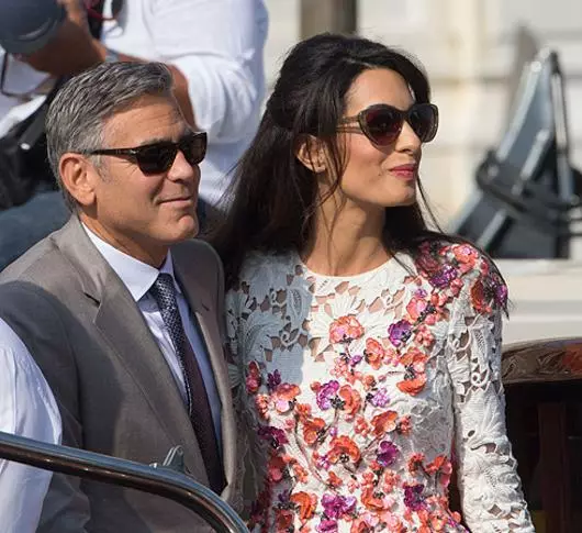 Η ίδια η μετριότητα: Η σύζυγος του Clooney έδειξε ένα γαμήλιο δαχτυλίδι