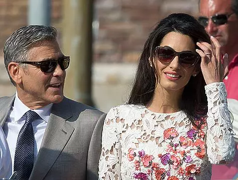 Los paparazzi pudo fotografiar los anillos de boda de George Clooney y Amal Alamuddin. La esposa recién entregada del actor eligió una modesta decoración con una alfombra de diamantes. Foto: AP.