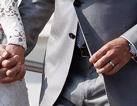 En op de hand van George Clooney schijnt nu een eenvoudige ring wit goud. Foto: AP.
