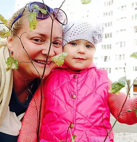 Svetlana Permyakova med datter. Foto: twitter.com/@permyakova.