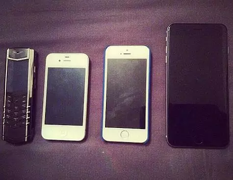 ティナカンデラキは彼の携帯電話をすべて見せた。写真：Instagram.com。