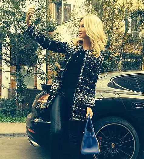 Victoria Lockareva עושה את selfie הראשון iPhone חדש 6. צילום: Instagram.com.