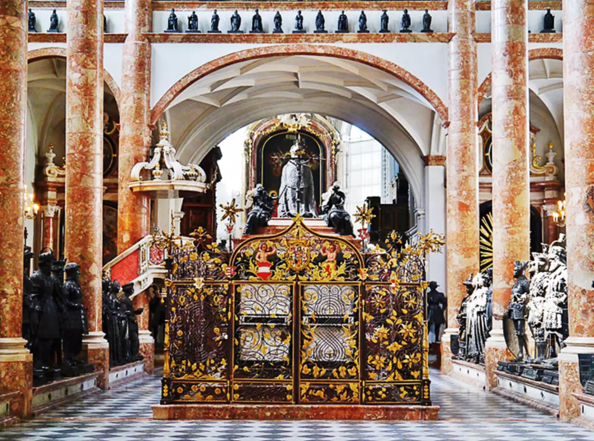 Au centre de l'église de Chofkirche, il y a une sarcophage, entourée de "Noir Retinue"