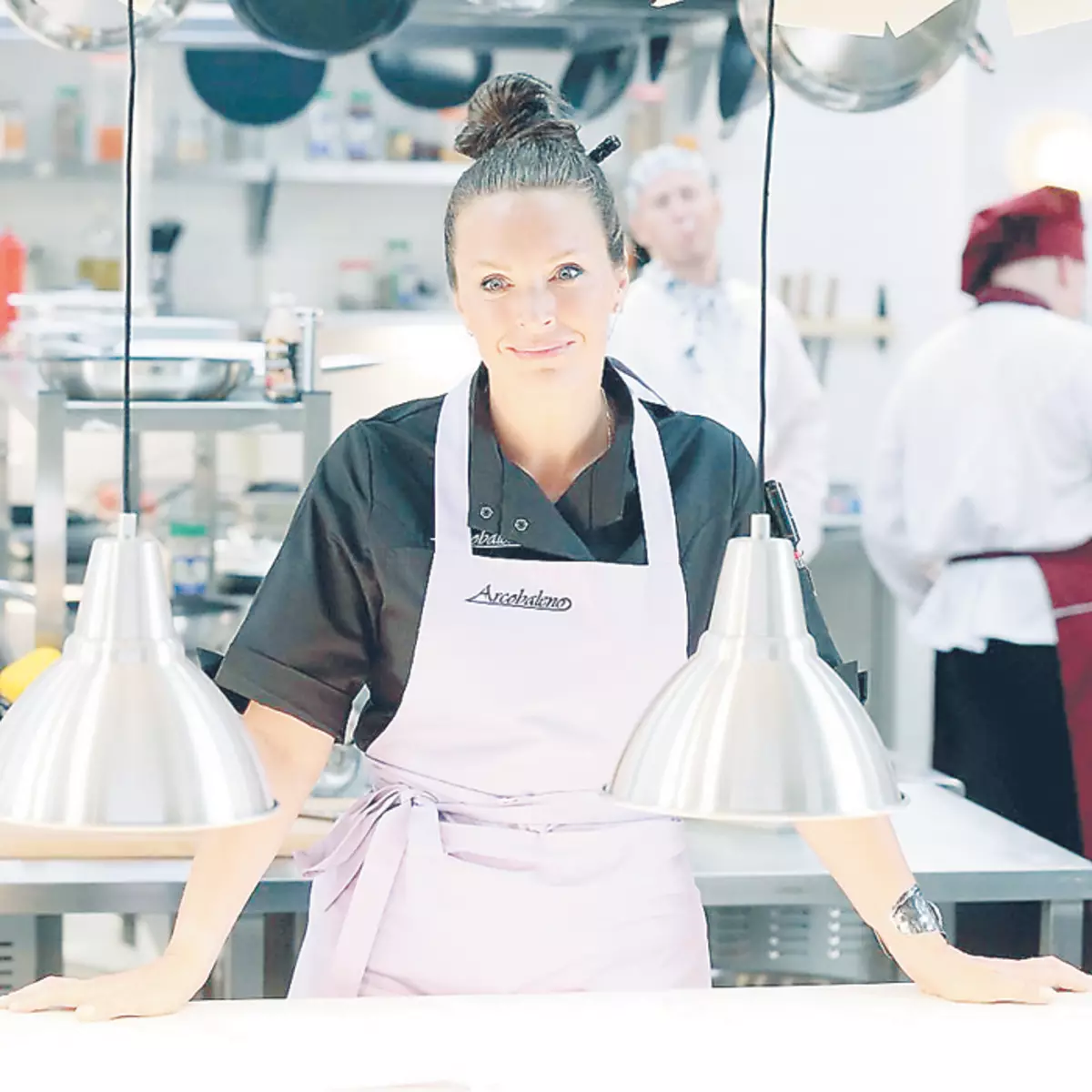 在電視劇中拍攝“廚房”女星笑著記住。在套裝上是一個偉大的氛圍，碼頭學到了許多優秀的烹飪食譜