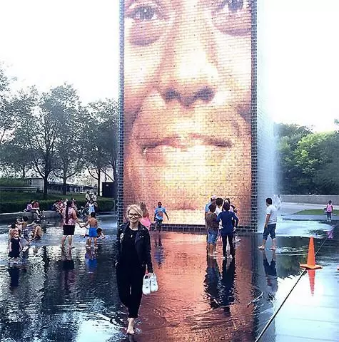 Evelina Khromchenko sa background ng fountain crown fountain. Larawan: facebook.com/evelina.khromtchenko.