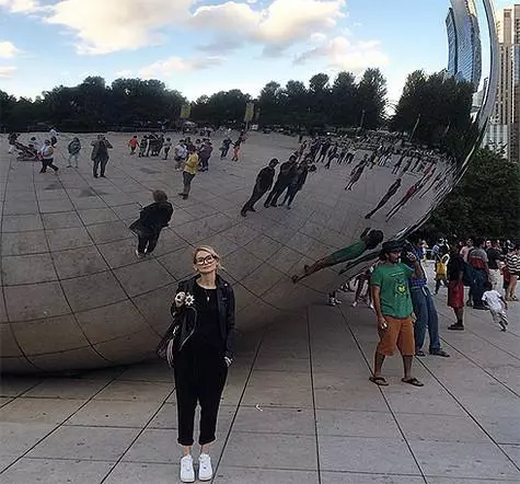 Эвеліна Хромчанка на фоне скульптуры Cloud Gate. Фота: Facebook.com/evelina.khromtchenko.